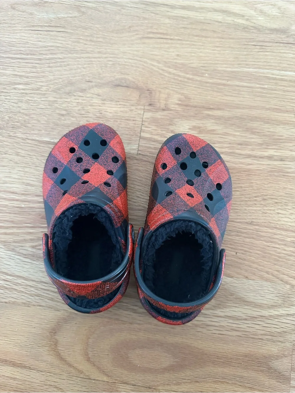 Crocs Kids Red Plaid Slip-On Clog with Fuzzy Lining in size toddler 8 -9